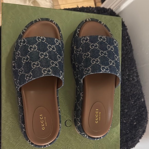 Gucci Blue Platform Shoes with Wide Strap and Open Toe - Picture 2 of 5